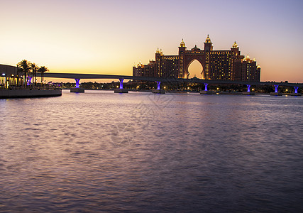 Atlantis 迪拜的五星级酒店很受欢迎 UAE在晚上 在照片中也可以看到通向旅馆的单轨铁路海岸旅游蓝色假期建筑学反射天空款待图片