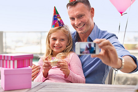 这么快就长大了 一个快乐的男人在她生日的时候给自己和他年轻女儿拍照的一张照片被拍到了图片