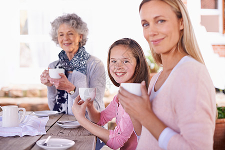 幸福是一杯茶 一家三代的女人在外面喝茶图片