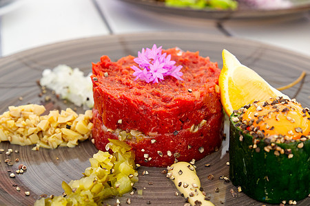 美味的塔塔 从牛肉和鸡蛋 在陶瓷盘上黄瓜餐厅香料鱼片香菜食谱美食盘子面包营养图片