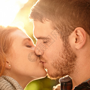 每个吻都感觉像我们的初吻 幸福的年轻夫妇在户外分享一个吻图片