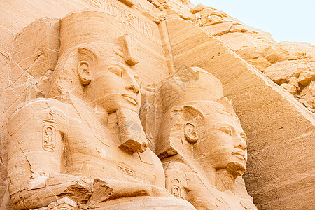 靠近两座古埃及雕像的面孔图片