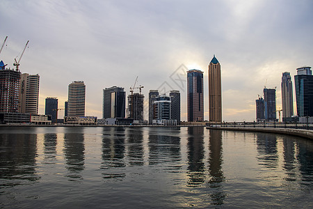 沿迪拜水运河 商业海湾地区UAE的现代建筑访问旅游季节天空反射假期小路旅行记录天气背景图片