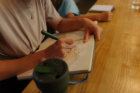 女孩来到咖啡馆喝咖啡和画画 在咖啡厅里切菜素描专辑桌子潮人极简标识工作爱好草图咖啡图片