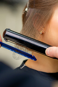 理发师正在美容院里 理清年轻黑发女郎的头发维修成人女孩女士发型设计护理治疗女性造型发型师图片