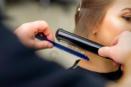 理发师正在美容院里 理清年轻黑发女郎的头发工作顾客发型师发型职业沙龙造型师女士梳子成人图片
