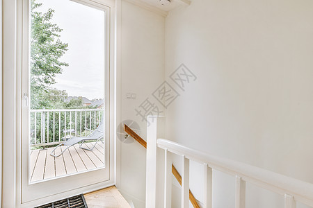 在宽敞的公寓大厅中的木楼梯栏杆木头木地板住宿白色绘画奢华地面住宅风格图片
