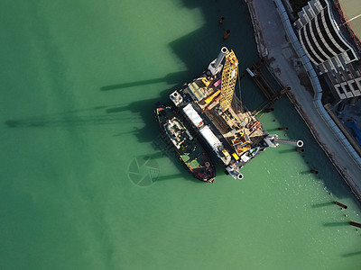 建造码头的浮起吊船疏疏浚驳船 空中最高风景平台蓝色港口甲板货物海岸线驳船挖掘机海滩天空图片