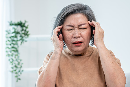 令人痛苦的老年妇女 在她满足的环境中头痛 笑声卫生康复保健医学疼痛工人保健品照顾者服务病人图片