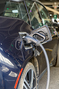 电力供应连接到电动车 充电至电池力量汽车绿色活力车辆驾驶插头充电器环境生态图片