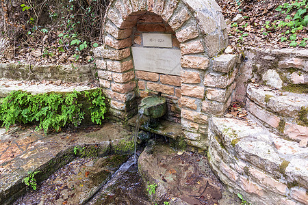 希腊阿拉戈尼亚村附近一个旧石水龙头 有淡水图片