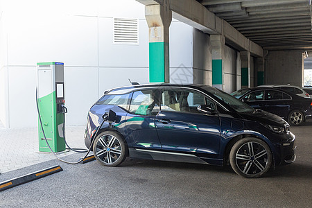 电力供应连接到电动车 充电至电池车站技术能源活力收费绿色充值汽车驾驶充电器图片