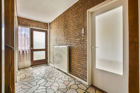现代公寓中的砖头走廊图片