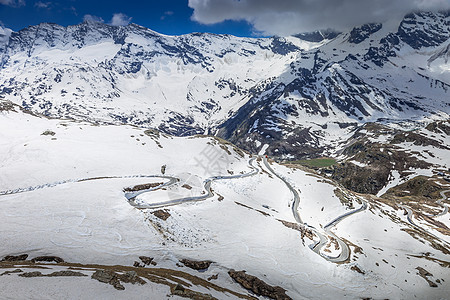 意大利大帕拉迪索阿尔卑斯山丘 春季雪雪之间的阿尔卑斯山路天空沥青风光假期旅游场景田园旅行地标日落图片