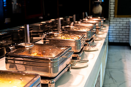 许多自助加热餐盘 准备在旅馆餐厅供服务厨房盘子托盘用餐餐饮酒店派对桌子接待宴会图片