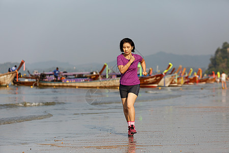 泰国克拉比Krabi的Ao nang海滩中年肌肉慢跑女孩身体活动赤脚跑步者女性有氧运动图片