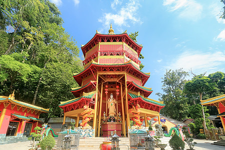 在泰国克拉比的虎洞寺 中国风格的塔 有一座巨型雕像Guan Yin或慈悲和仁慈女神场所地标优点宝塔灯笼宗教寺庙佛教徒雕塑女士图片