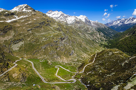 阿尔卑山高山公路和春天的戏剧性地貌 意大利大帕拉迪索图片