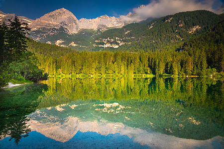 意大利多洛米特湖反射镜对称国际全景地方绿色山脉目的地风景天堂反射针叶树图片