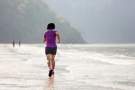 泰国Krabi Krabi海边的Ao nang海滩慢跑者速度活动中年训练运动肌肉慢跑带子身体图片