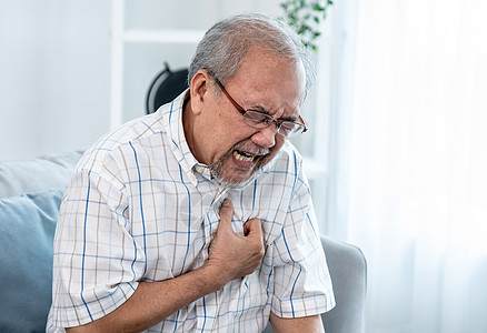 一个痛苦的老人 患上胸痛或心脏病发作保健品病人收容所保健疗养院退休看门人长老服务男性图片