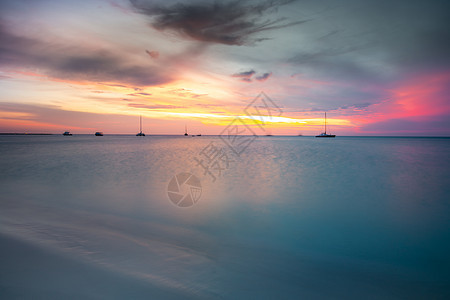 阿鲁巴群岛滨海海滩 日落时有船只 荷属安的列斯群岛海热带荷属海滩假期沙滩帆船汽艇旅行海岸线气候图片