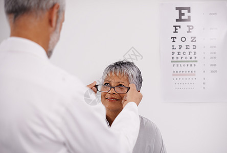 一双新眼睛 一个验尸师 给病人戴上一副眼镜图片
