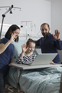 保健设施中生病的小女孩在虚拟在线电话上与亲属交谈 (b)图片