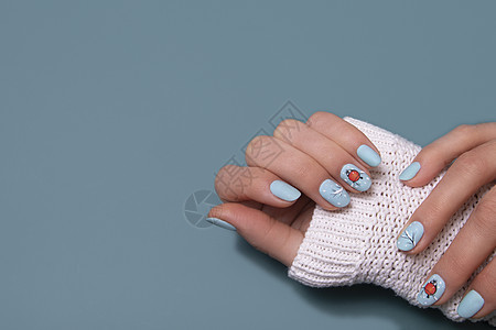 女性手用冬雪指甲和贴标签 专业凝胶指甲油蓝色美甲女孩紫外线毛衣白色手指绘画抛光女士图片