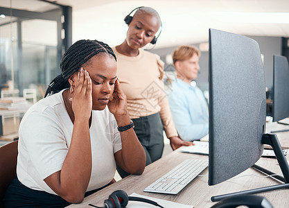 办公室里的压力 头痛和沮丧与疲惫的女人在办公桌前工作 黑人女商务人士厌倦了在工作场所与过度劳累 失望和心烦意乱的工人一起工作女士高清图片素材