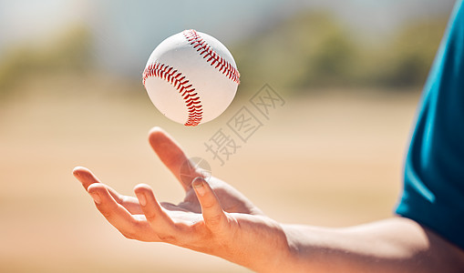 体育运动员用手接住棒球 在球场上玩游戏或训练练习比赛或有氧运动 年轻男子 健身和垒球运动员 拥有成功的强壮投球臂背景图片