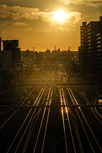 日落城市景和跟踪图像铁路铁道车辆橙子美景电力电线机车天空线路图片