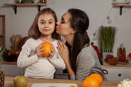 母亲和女儿正在做水果切菜 在厨房玩得开心些青菜食物女士橙子父母乡村家庭烹饪母性成人图片