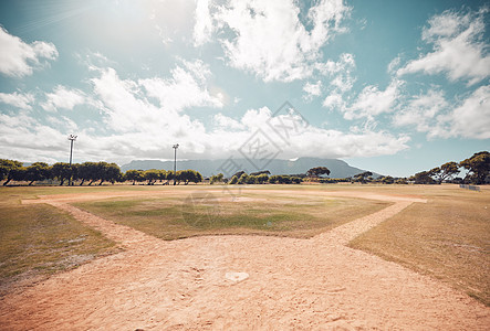 空荡荡的棒球场 体育场或运动垒球场 用于比赛 训练或比赛 运动 球类运动或运动 休闲或草坪自然区域 具有节圆蓝天景观图片