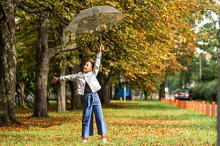 秋天公园带雨伞的女童天气女孩淋浴童年幼儿园孩子们公园衣服花园孩子图片