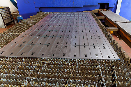 在 CNC 激光机上进行金属切割的过程 工业技术加工烧伤钣金火焰刀具工具床单数控工厂活力图片