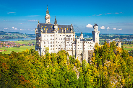 德国巴伐利亚阿尔卑斯山金秋天的纽施文斯坦城堡图片