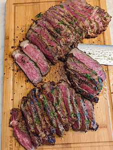 最顶端的优品质最佳烤肉牛肉鱼片晚餐食物肋骨木板牛扒迷迭香炙烤石板图片