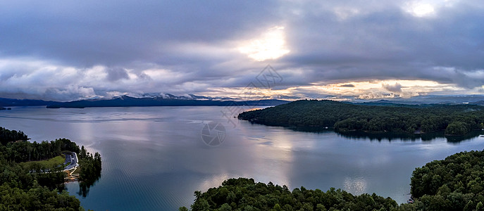 美丽的清晨日出 在湖的Jocassee南卡罗利纳山脉太阳远景远足丘陵森林外表反射全景峡谷图片