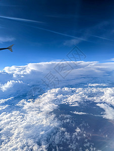 在天空中飞翔 云朵美丽编队白色蓝色地球旅行苍穹背景图片