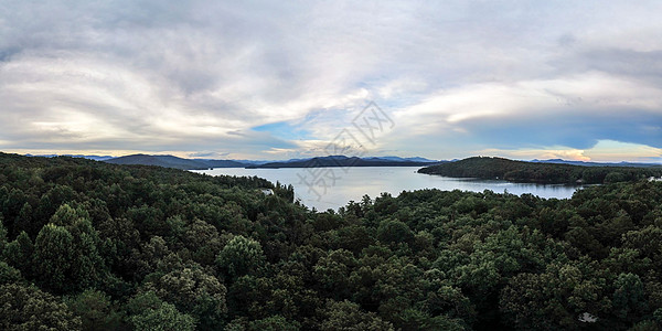 南卡罗莱纳湖面的美丽景色太阳丘陵远足日落外表峡谷全景反射树木蓝色图片