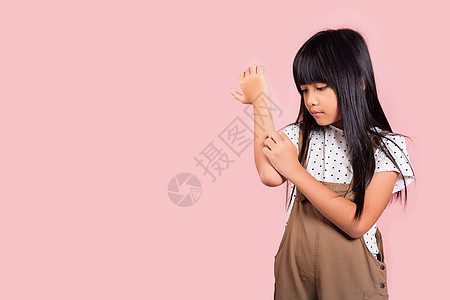 10岁的亚洲小孩从蚊子咬到痒痒的手臂上抓痒划痕皮炎女士疼痛过敏孩子女孩身体药品皮疹图片