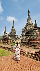 日落时戴帽子的游客前往泰国的Ayutthaya图片