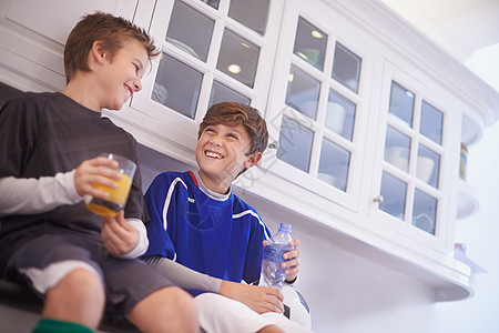 兄弟和朋友 两个小男孩在足球练习后喝冷饮 校对 Portnoy图片