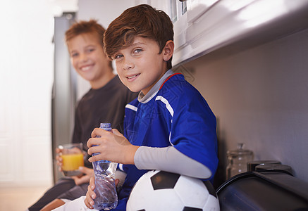 两个小男孩在足球练习后喝冷饮 校对 Portnoy图片