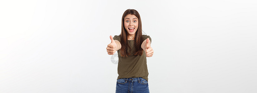 一位年轻美女的近身肖像显示拇指举起标志 在白色背景上孤立无援成人女士手指快乐微笑商务喜悦女孩优胜者女性图片