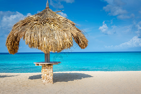 阿鲁巴岛田园诗般的加勒比海滩在阳光明媚的日子与质朴的帕拉帕 荷属安的列斯群岛蓝色天空假期遮阳棚旅行凉亭沙滩晴天热带风景图片