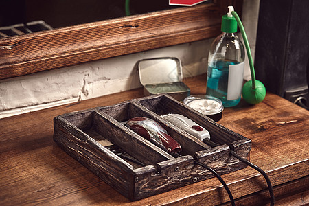 木制背景上的理发工具 木桌上的顶视图 配有剪刀 梳子 发刷和发夹 修剪器工具服务工作空间理发师理发器配饰头发造型师理发店图片