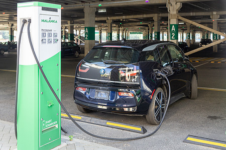 22W充电点的Tesla Y型特斯拉插座车站驾驶技术运输环境加载收费机动性交通图片