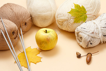 编织的毛线 天然羊毛的球针织针线活手工业工艺黄色纺织品手工褐色纤维创造力图片